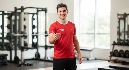 Coach atlético gesticulando de forma positiva